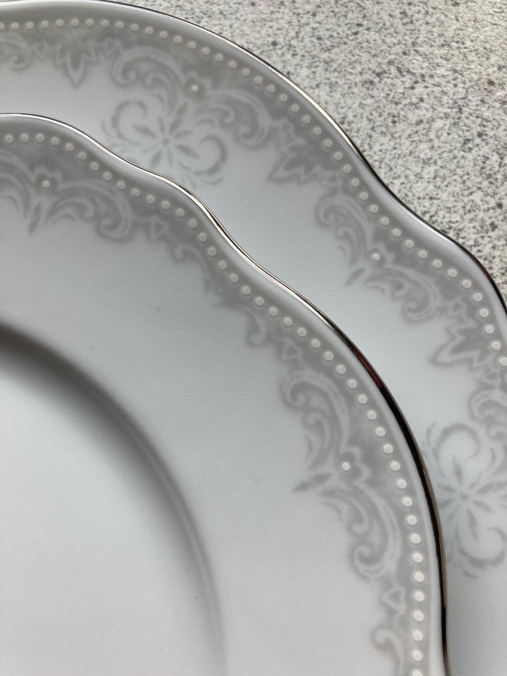 Porcelæn 28 og 22 cm tallerkner fra