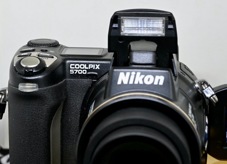 Nikon Coolpix E5700, 5 megapixels,