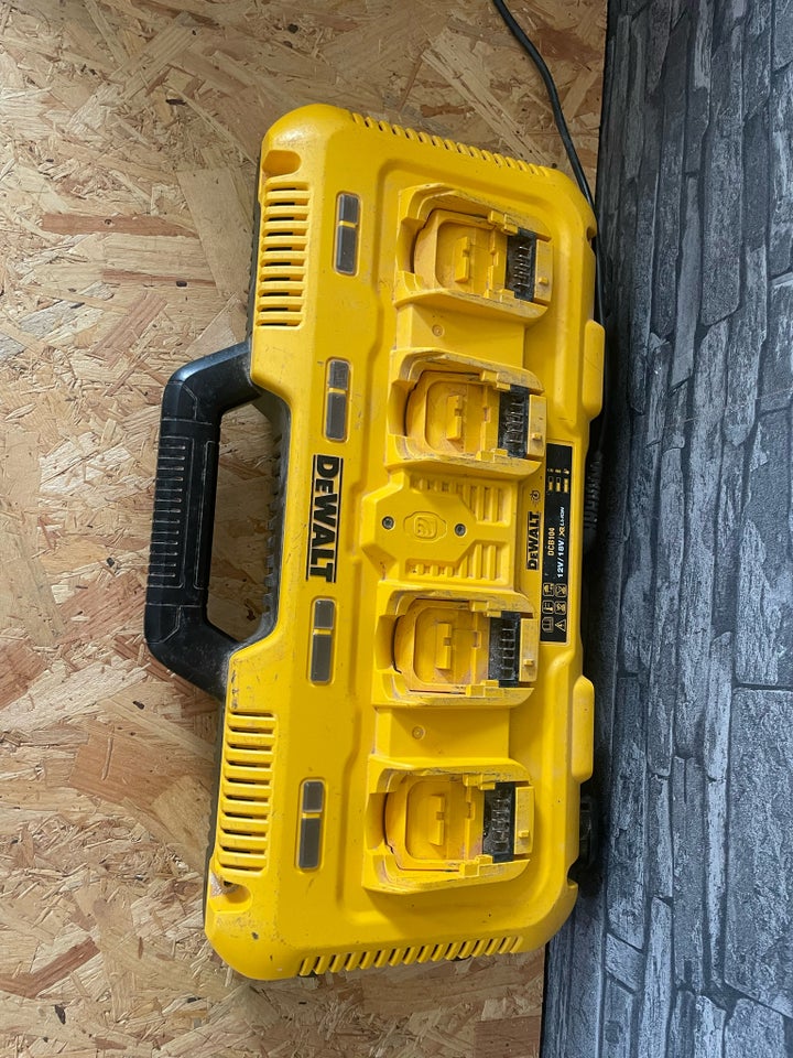 Oplader Dewalt dcb104