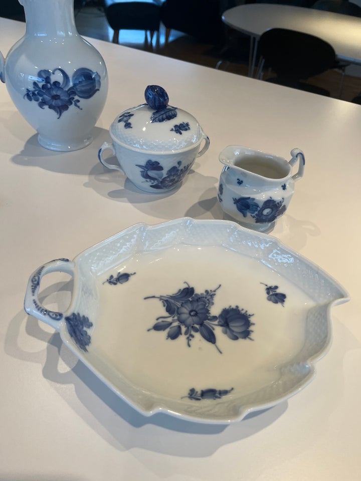 Bladformet kagefad, Porcelæn