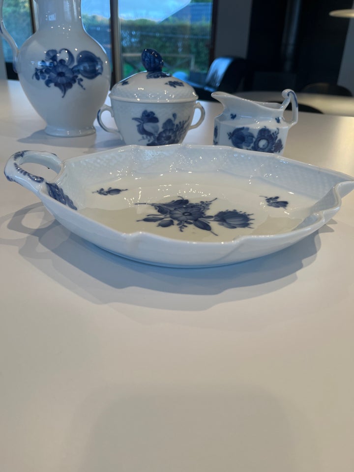 Bladformet kagefad, Porcelæn