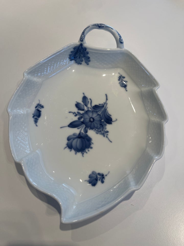 Bladformet kagefad, Porcelæn