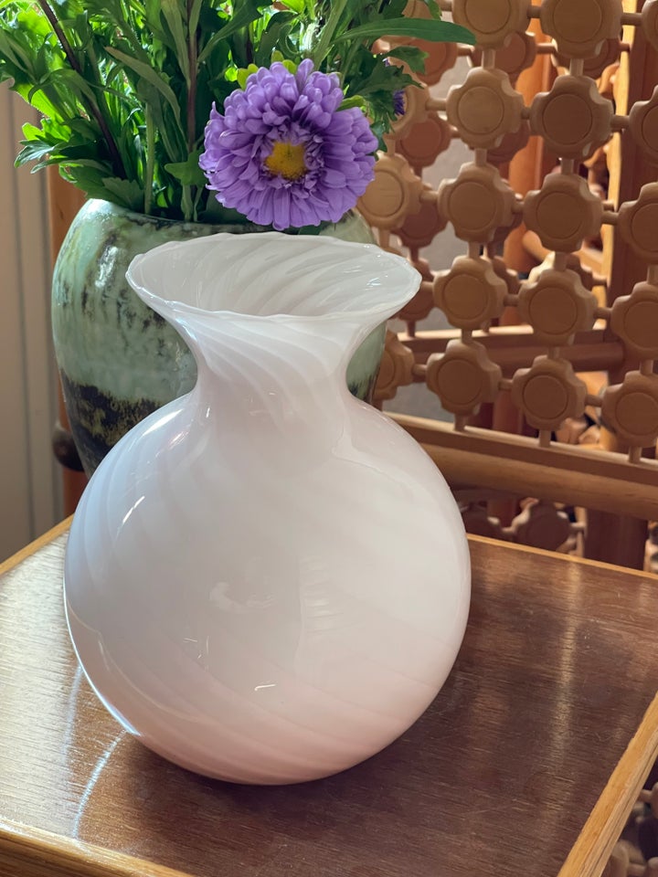 Vintage rosa swirl vase Murano