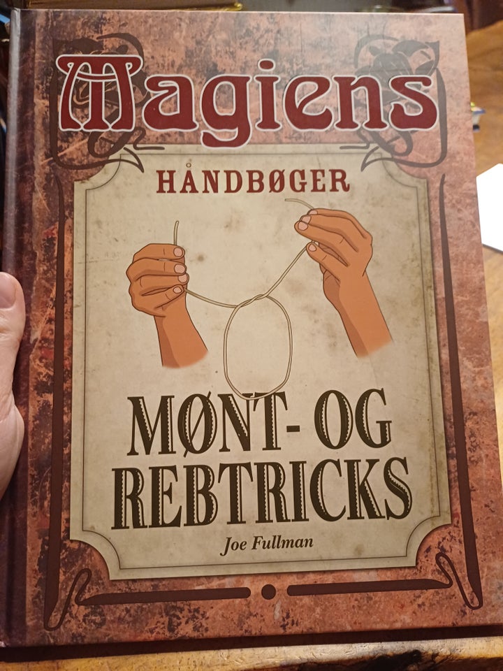 Magiens håndbøger, Joe fullman