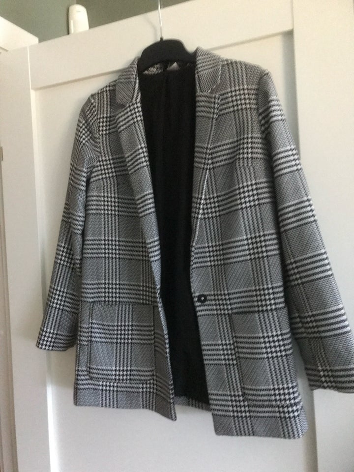 Blazer, str. 34, Divided