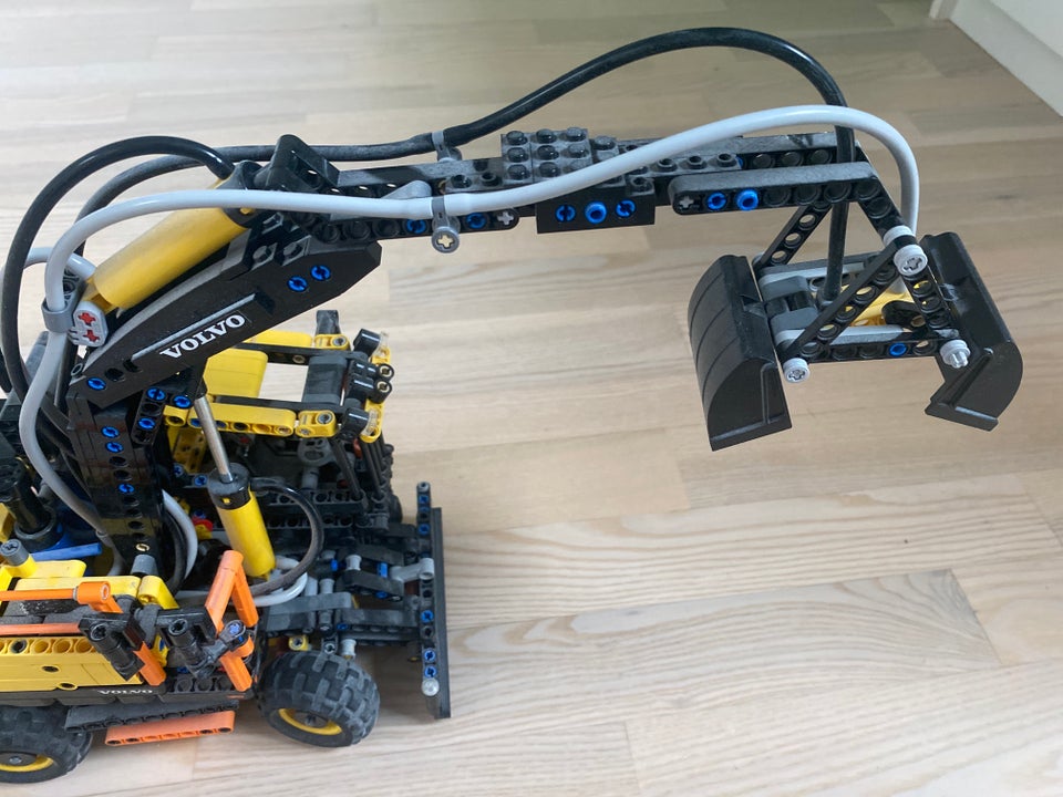 Lego Technic Volvo EW160E 42053