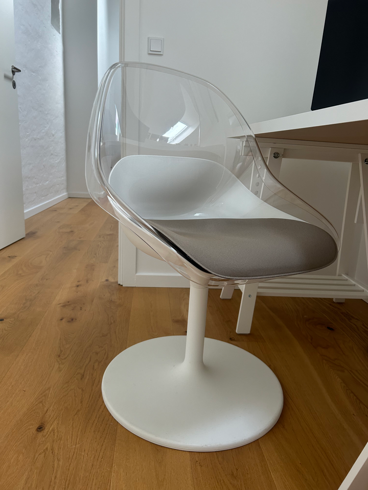 Clear/white modern chair