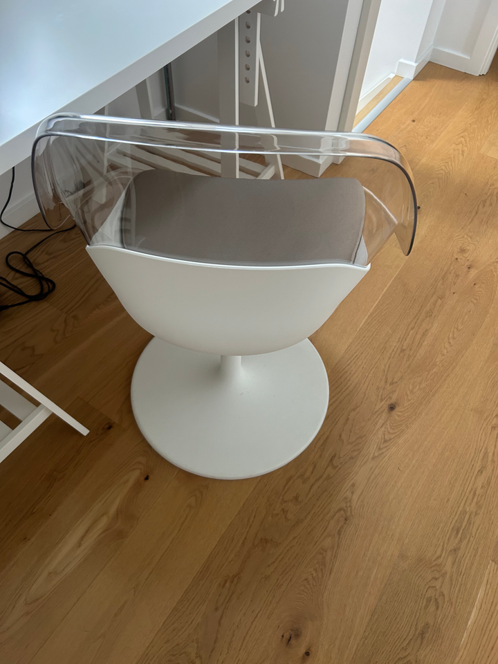 Clear/white modern chair