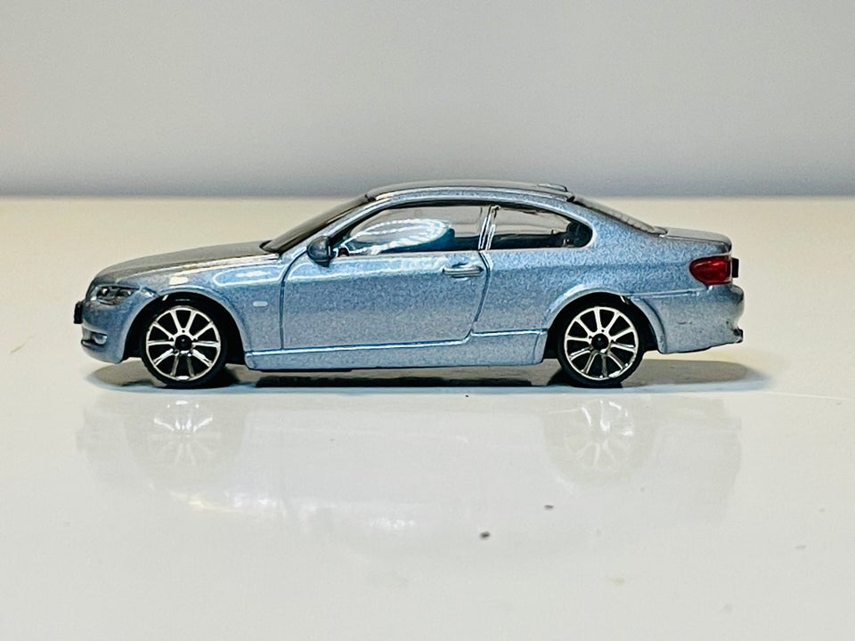 Modelbil, Bburago BMW 355i, skala