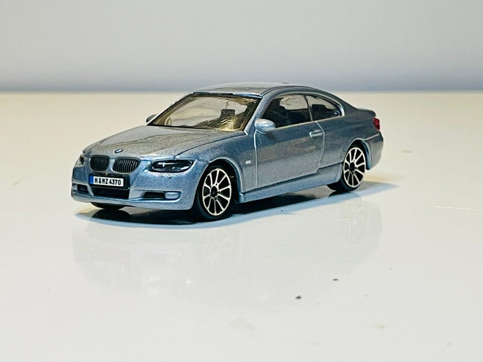 Modelbil, Bburago BMW 355i, skala