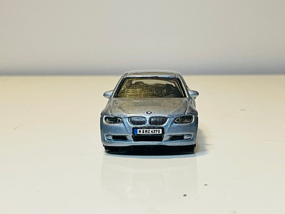 Modelbil, Bburago BMW 355i, skala