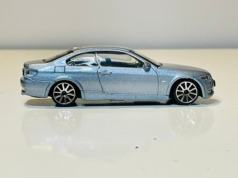 Modelbil, Bburago BMW 355i, skala