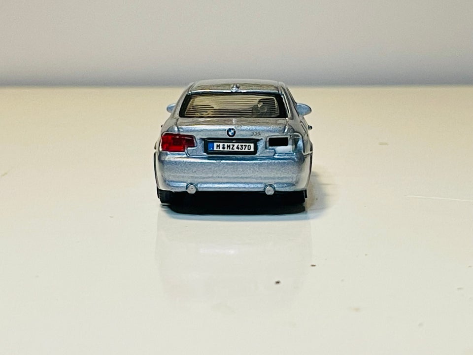 Modelbil, Bburago BMW 355i, skala