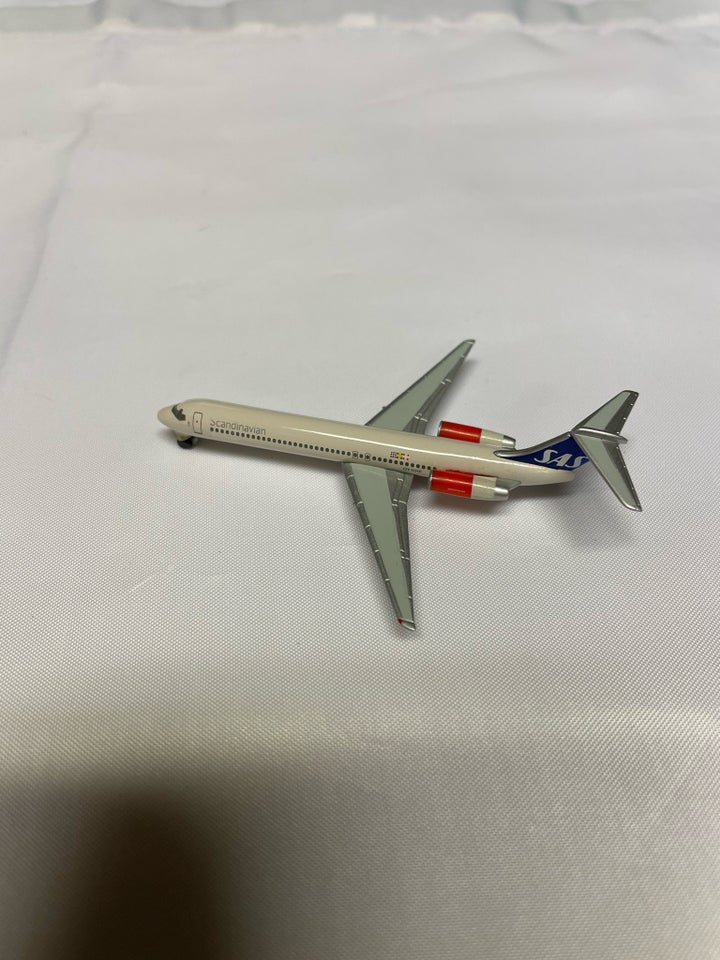 Modelfly, HERPA MD 87, skala 1/500