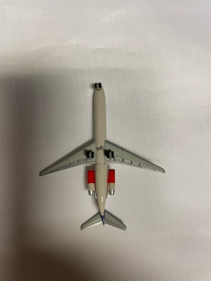 Modelfly, HERPA MD 87, skala 1/500