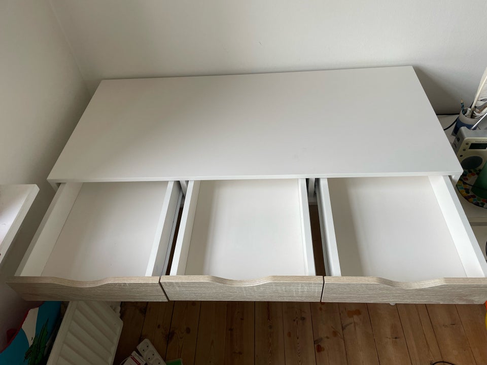 Skrivebord, Ikea, b: 110 d: 50 h: 77