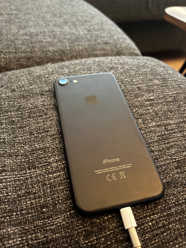 iPhone 7, 32 GB, sort