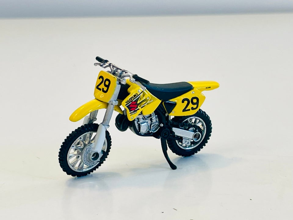 Modelmotorcykel, Newray Suzuki