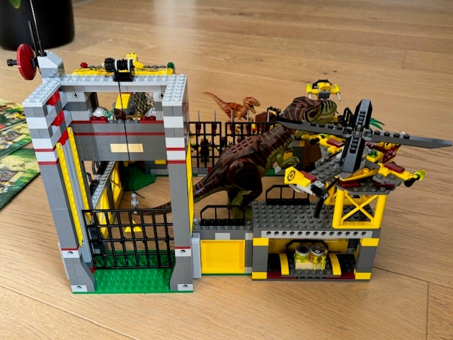 Lego Dino 5887 - Dino Defence HQ