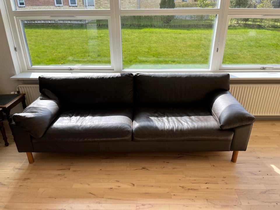 Mørke brun læder sofa.