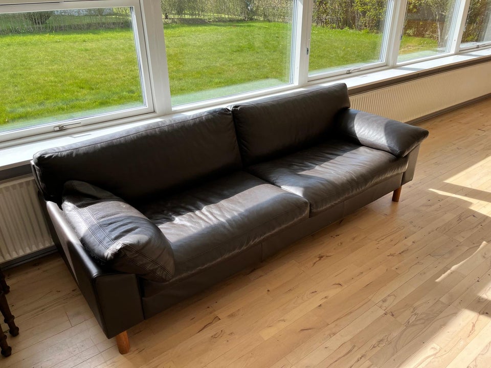 Mørke brun læder sofa.