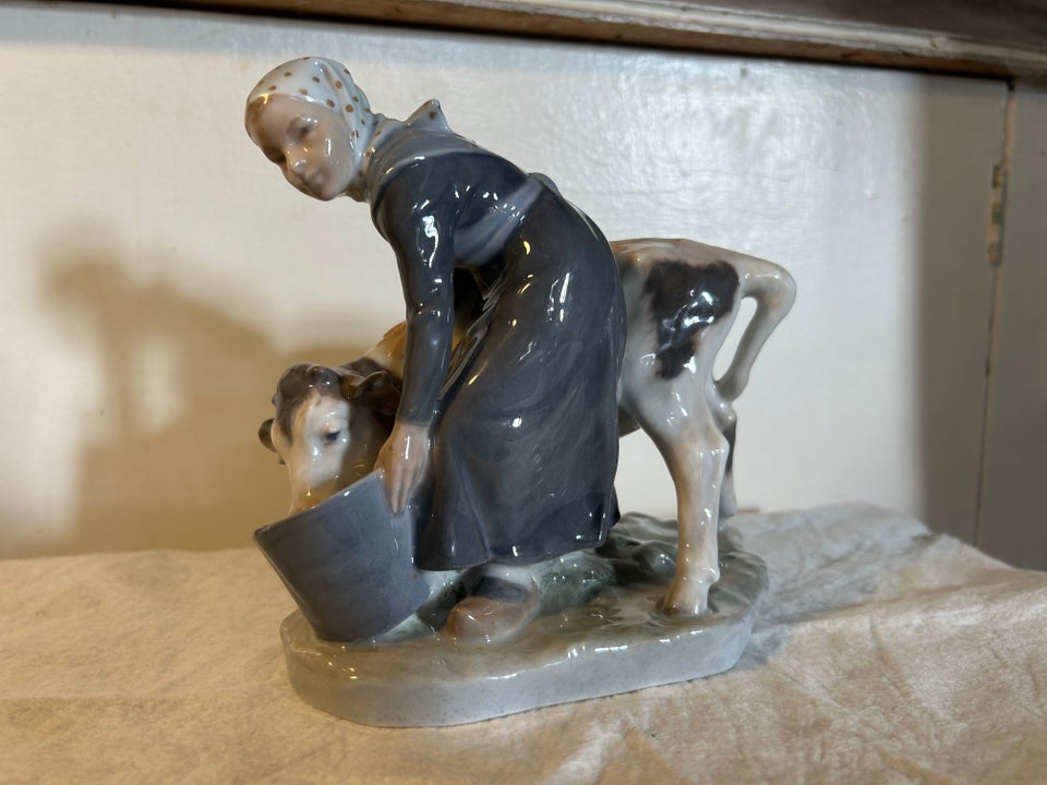 porcelæns figur ,pige med kalv ,