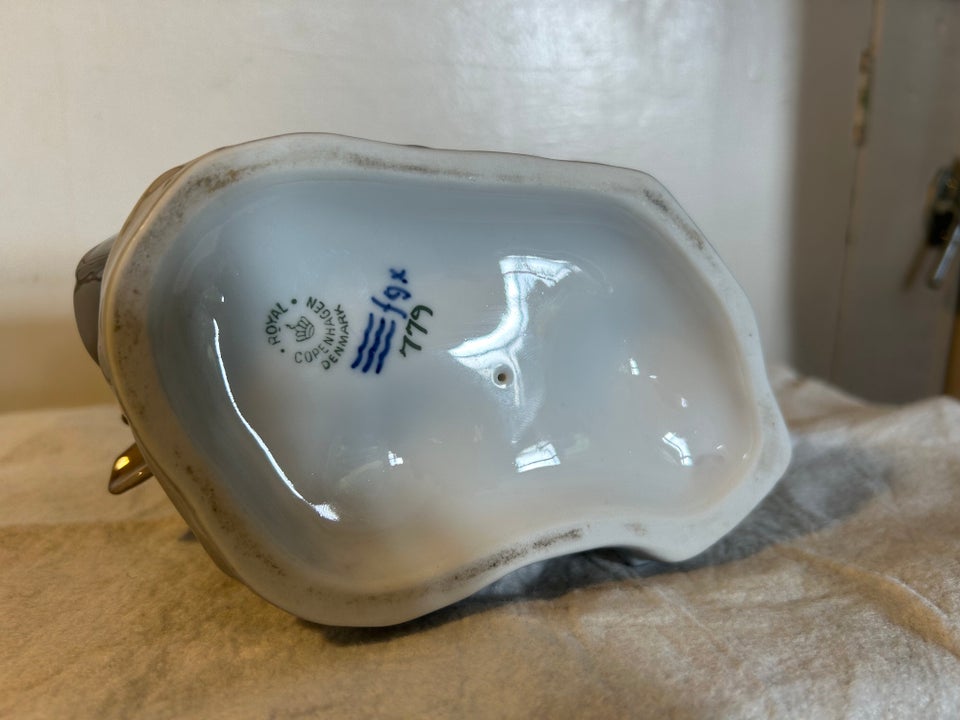 porcelæns figur ,pige med kalv ,