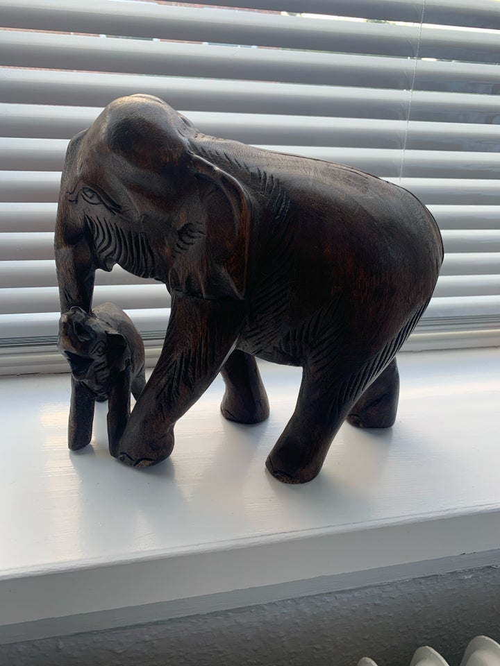 Elefant med unge-figur i træ