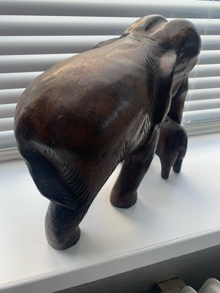 Elefant med unge-figur i træ