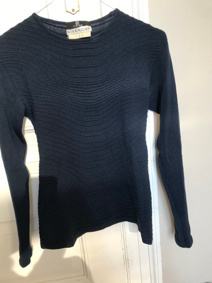 Sweater, Givenchy vision, str. 34