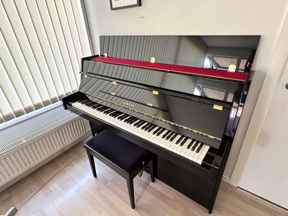 Piano Yamaha E108