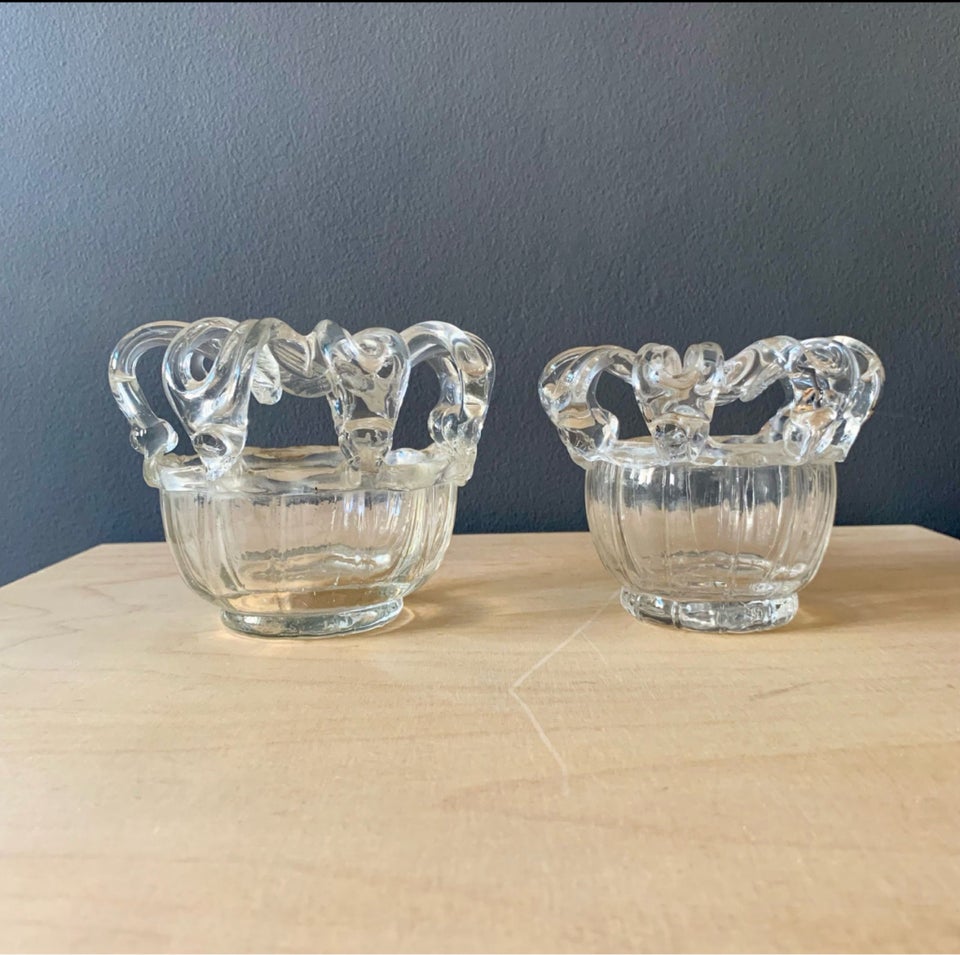 To antikke glas brudekroner, Glas,