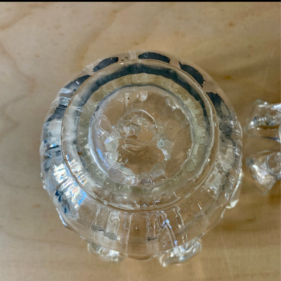 To antikke glas brudekroner, Glas,