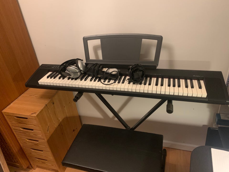 Yamaha NP-30 keyboard m. al...