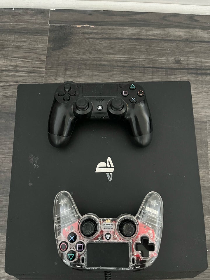 Playstation 4 Pro, God