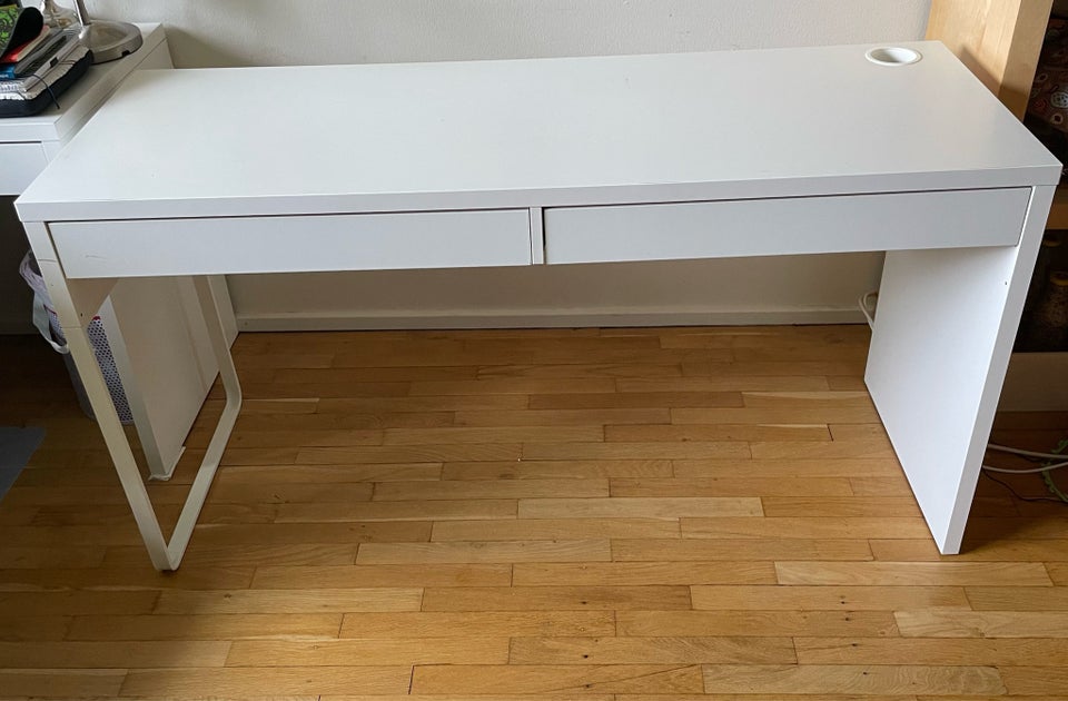 Skrivebord, IKEA, b: 142 d: 50 h: 75