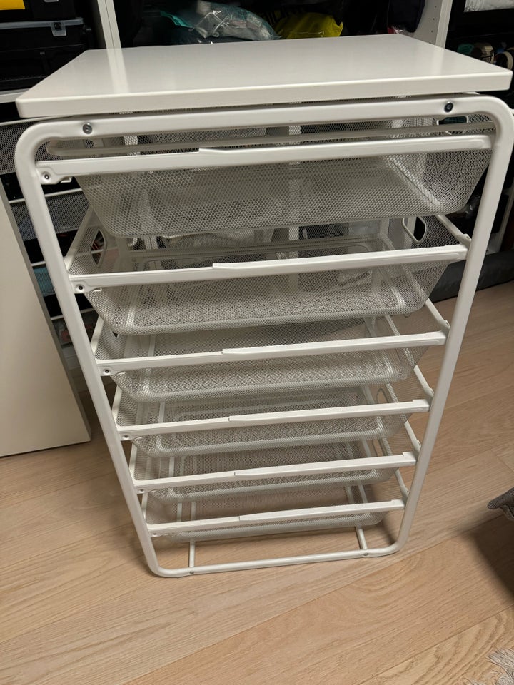 Storage with wire baskets