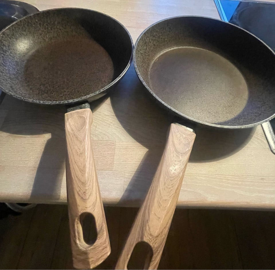 Fry pans, HH