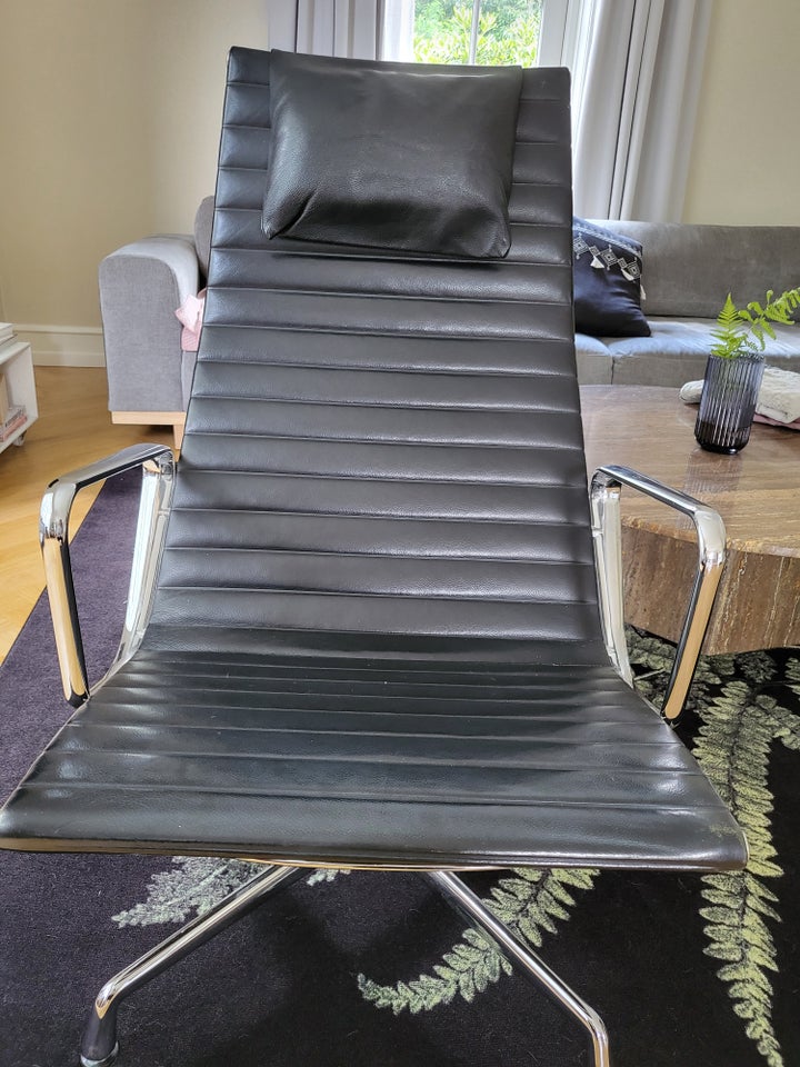 Eames EA115 Lænestol