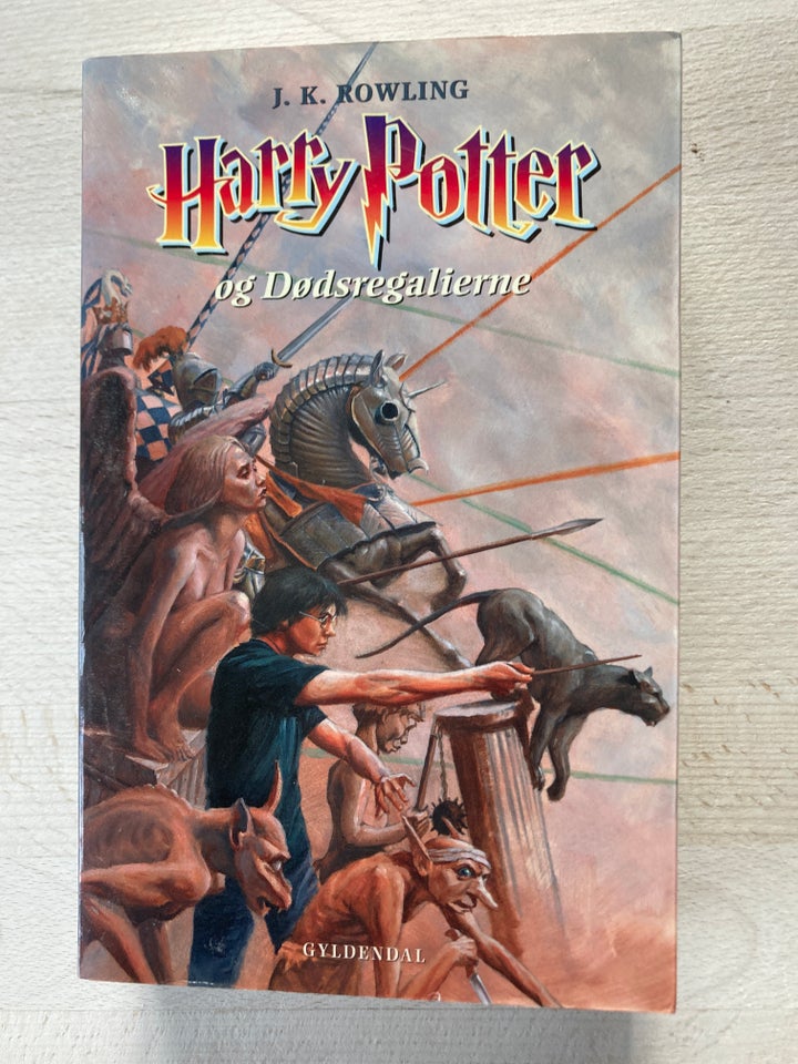 Harry Potter og Dødsregalierne, J.