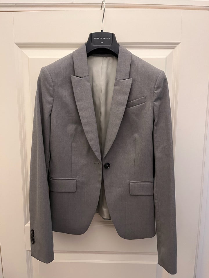 Blazer, str. 32, Tiger of Sweden