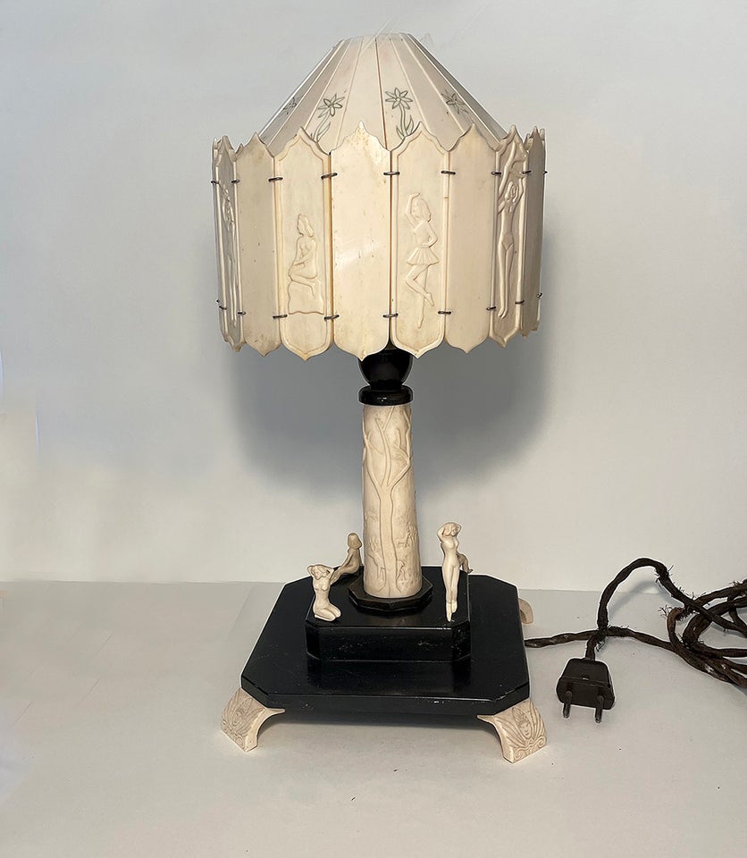 Håndskåret Ben-Lampe 100 år gl