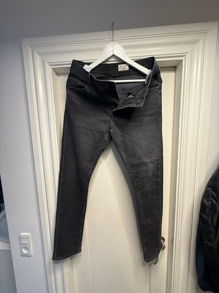 Jeans, Tiger Of Sweden , str. 32