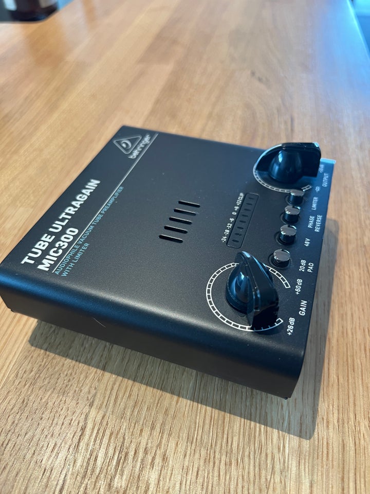 Preamp Behringer MIC300