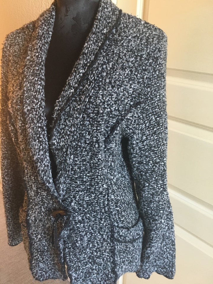 Cardigan, Signature, str. 40