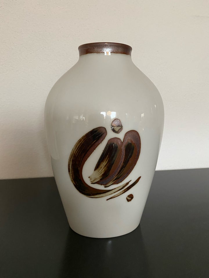 Porcelæn, Vase med brun dekoration