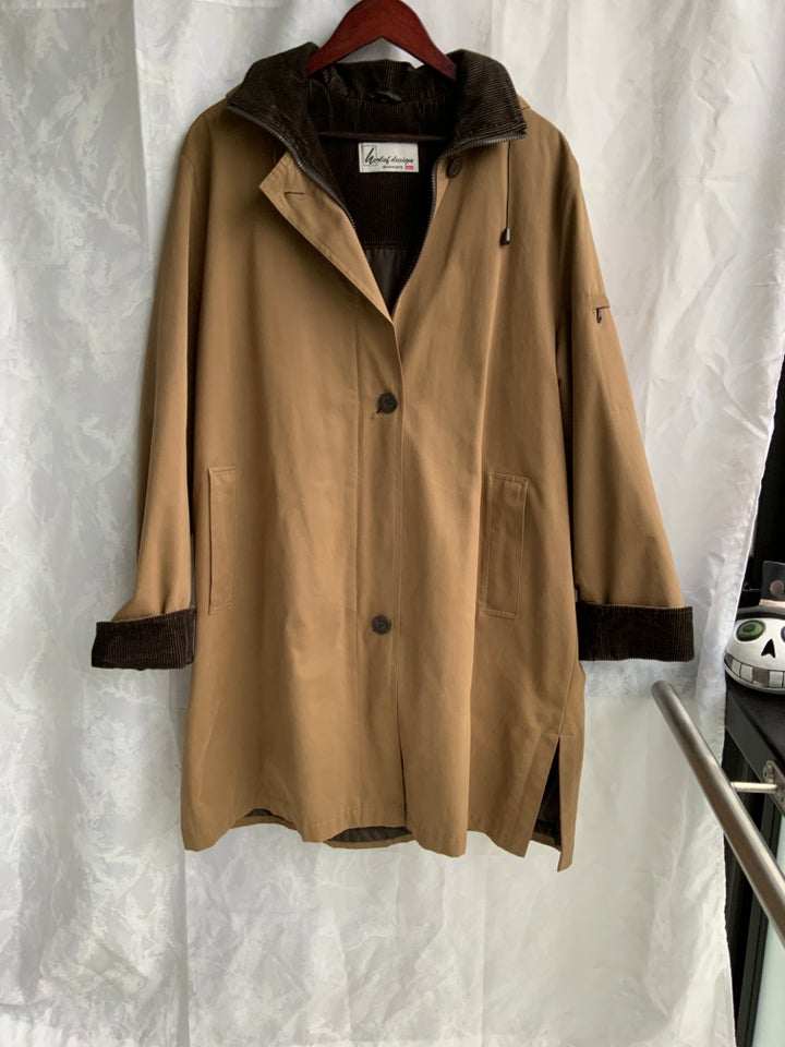 Trenchcoat, str. 44, Herlufs