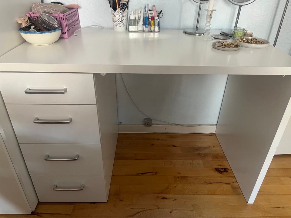 Skrivebord Ikea b: 110 d: 60 h: 74