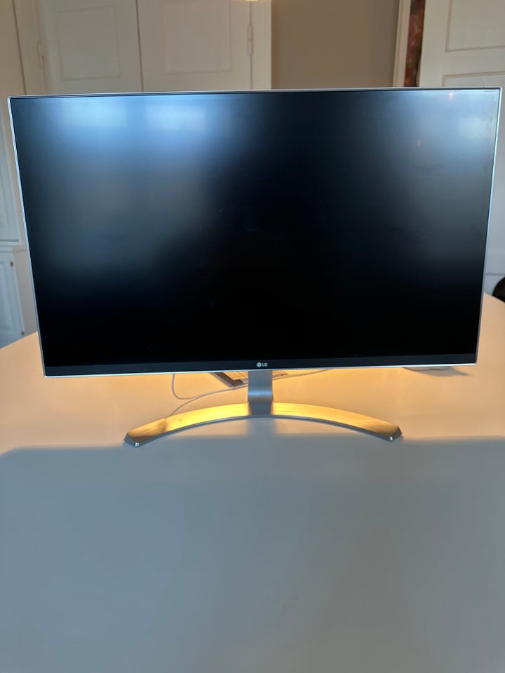 LG, LG 27'' UHD 4K IPS Monitor.