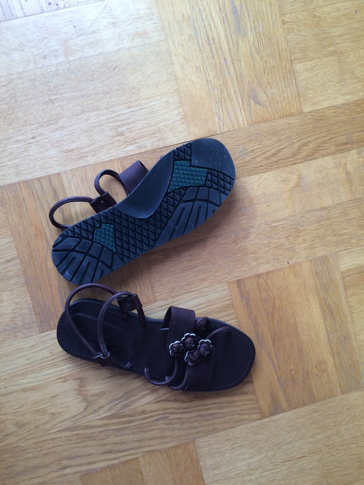 Sandaler, str. 39, Brune